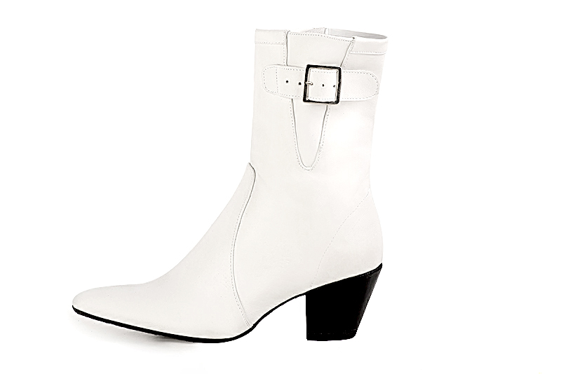 Off white women's ankle boots with a zip on the inside. Tapered toe. Medium cone heels. Profile view - Florence KOOIJMAN